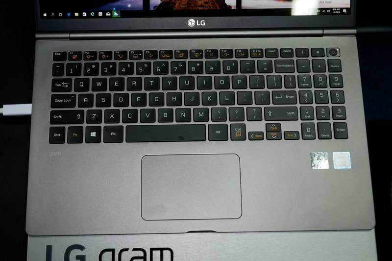 キーボードは従来同様のアイソレーションタイプで、テンキーも備える