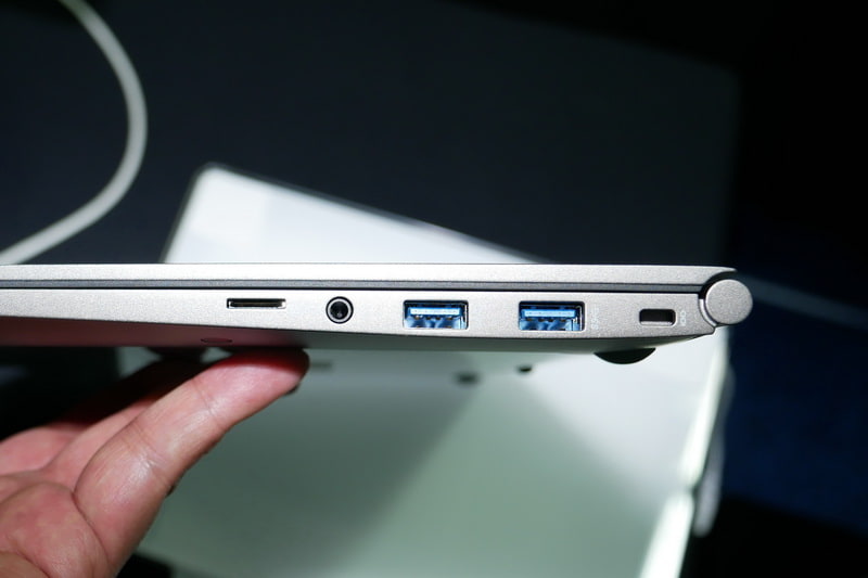 右側面には、microSDカードスロット、オーディオジャック、USB 3.0×2を用意