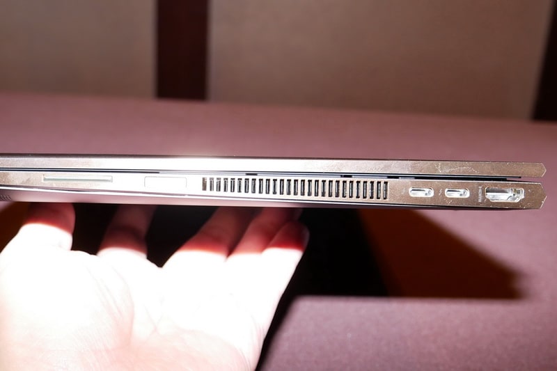 右側面には、ボリュームボタン、指紋認証センサー、Thunderbolt 3×1、USB Type-C(オプションでThunderbolt 3への対応も可能)、HDMIを用意