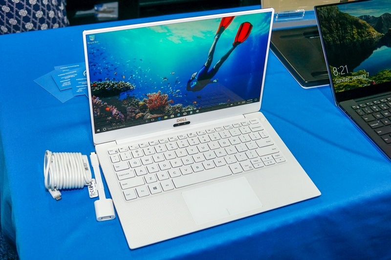 ローズゴールド/アルパイオンホワイトのモデルとACアダプタ/ドングル