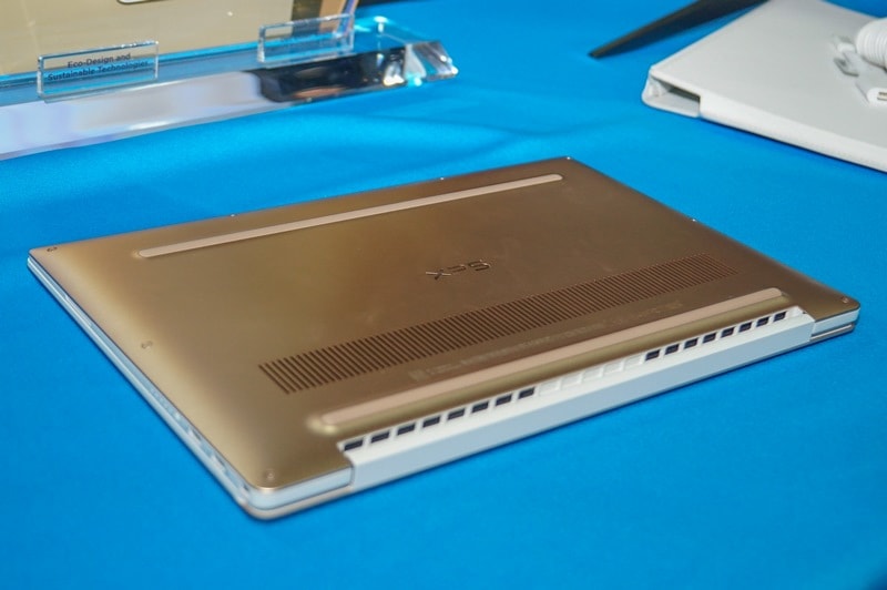 ローズゴールドのD面(底面)、ディスプレイを開いた時には排気口をうまく隠すデザイン