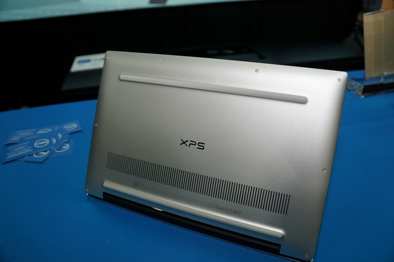 シルバー/ブラックモデルの底面