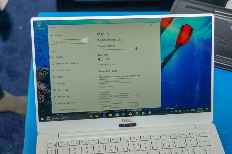 4KとフルHDの2つの液晶が用意されている