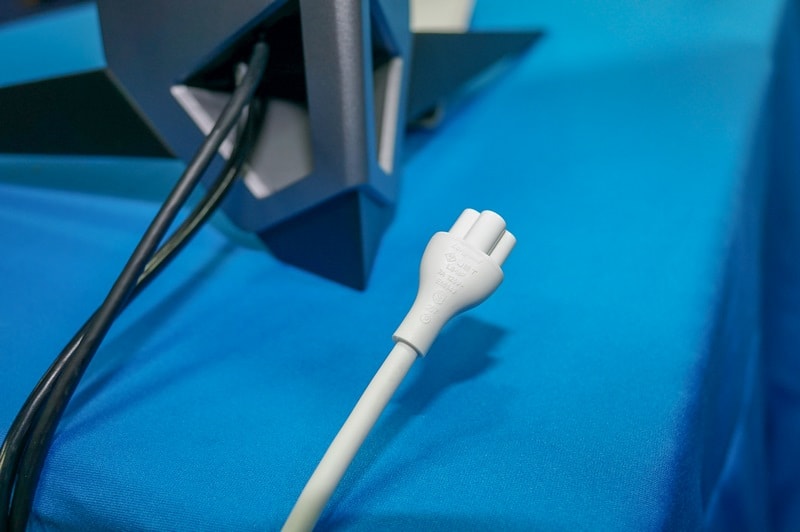 電源ケーブルもホワイトになっている