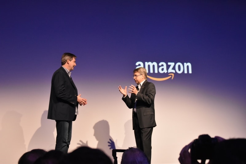 Tom Gebhardt氏(写真右、President, Panasonic Corporation of North America)とAmazonのAlexa担当SVPのTom Talor氏(写真左)