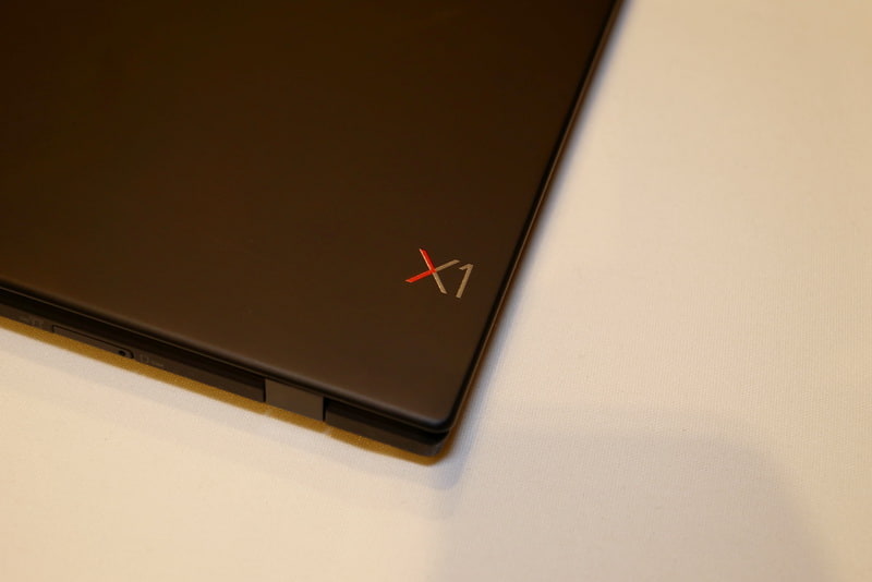 天板には新たにX1ロゴを配置