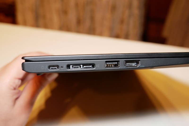 左側面には、Thunderbolt 3×2、Gigabit Ethernet用ドッキングコネクタ、USB 3.0、HDMIを用意