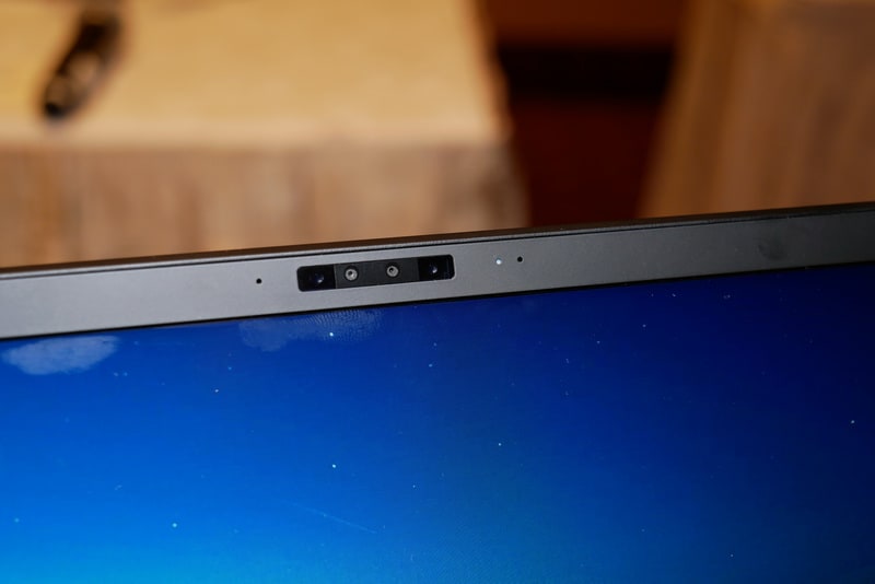 展示機では、ディスプレイ上部に顔認証用赤外線カメラが搭載されていた