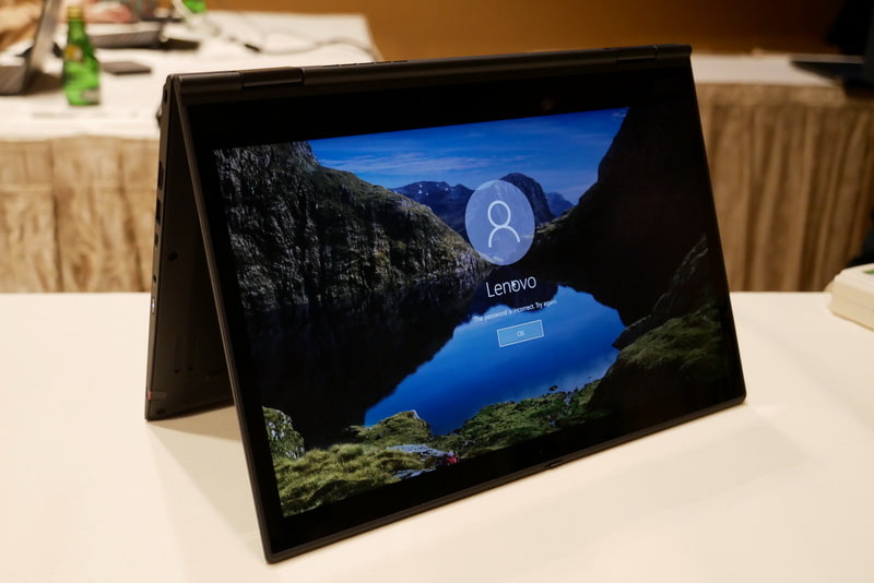 ディスプレイは360度開閉し、クラムシェル、テント、スタンド、タブレットの4モードで利用可能