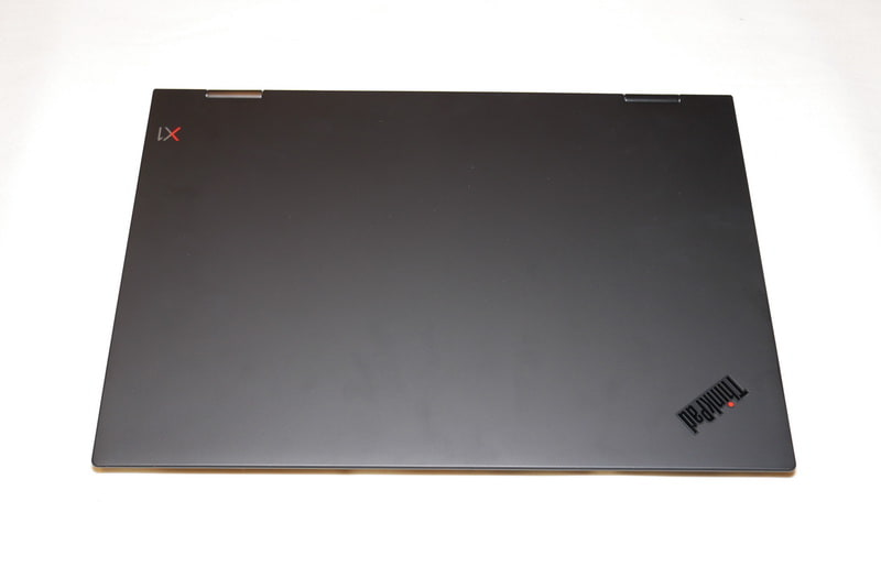 天板。従来同様にカーボンファイバー素材を採用しており、軽さと優れた堅牢性を両立