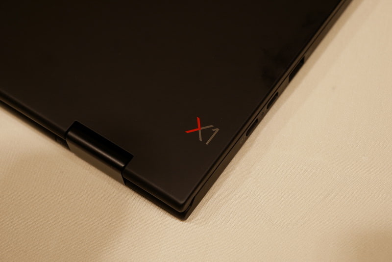 こちらも天板にX1ロゴを配置している