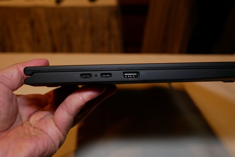 左側面には、Thunderbolt 3×2、USB 3.0を用意