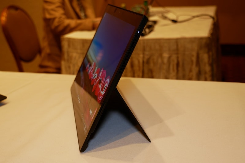 新開発ヒンジにより、水平に近い角度まで自在に角度調節が可能となった