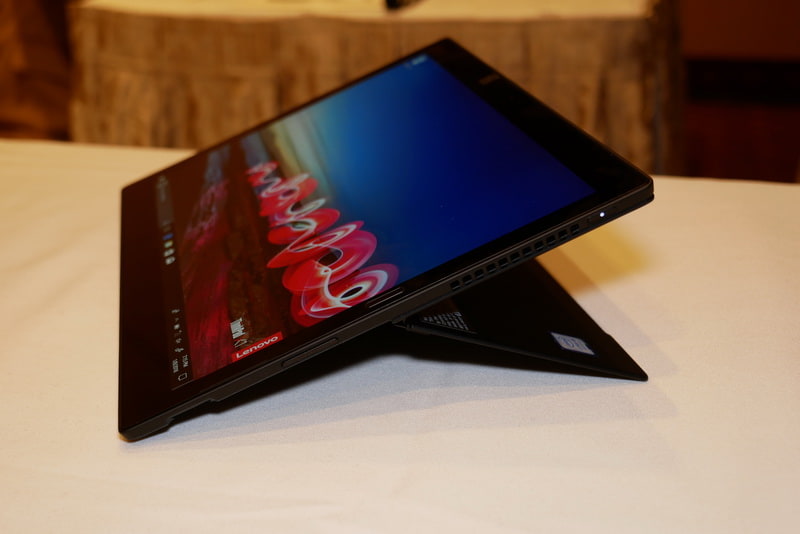 新開発ヒンジにより、水平に近い角度まで自在に角度調節が可能となった