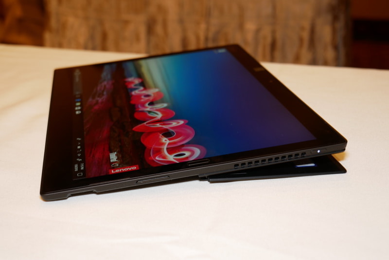 新開発ヒンジにより、水平に近い角度まで自在に角度調節が可能となった