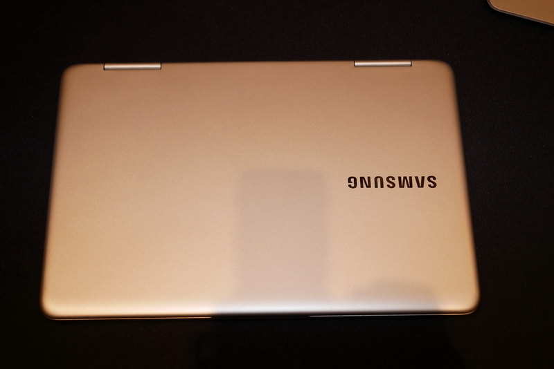 天板。フットプリントは310.5×206.6mm(幅×奥行き)。”Metal12”と呼ばれる軽量マグネシウム合金を採用し軽さを追求