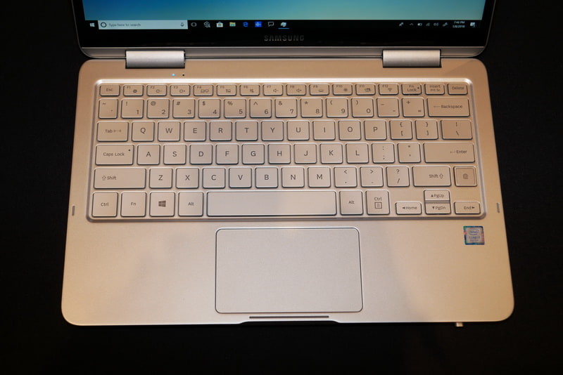 キーボードはアイソレーションタイプで、キーボードバックライトも搭載