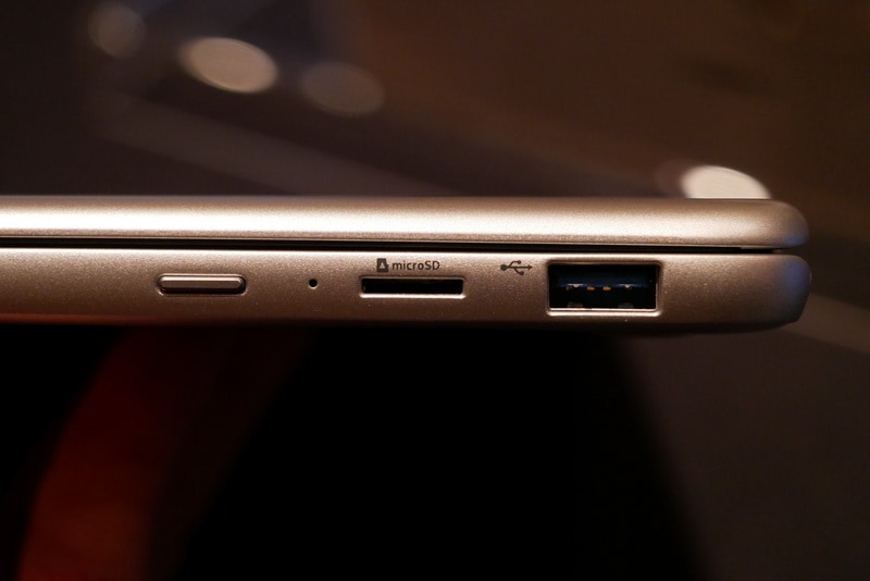 右側面にはmicroSDカードスロット、USB 3.0を用意