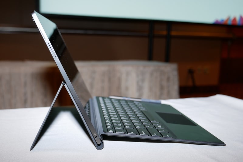 スタンドは角度を無段階に調節でき、快適に利用できる角度に調節可能