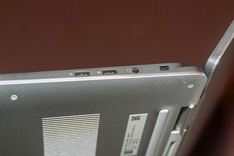 本体の右側面、USB Type-C×2、ヘッドフォン、ケンジントンロック用ホール