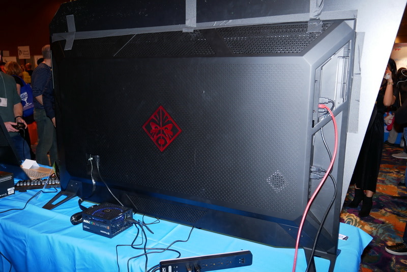 背面。プロトタイプのため、まだ荒削りな印象