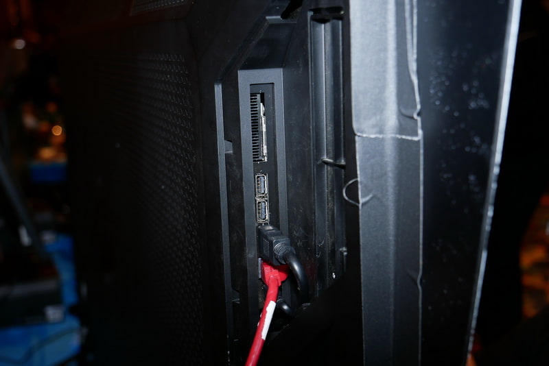 左側面に、SHIELD用と思われるUSBポートやEthenretポートがある