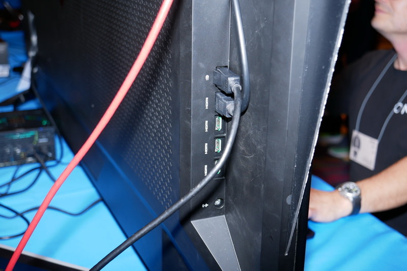 同じく左側面に、DisplayPortとHDMI×4が確認できた