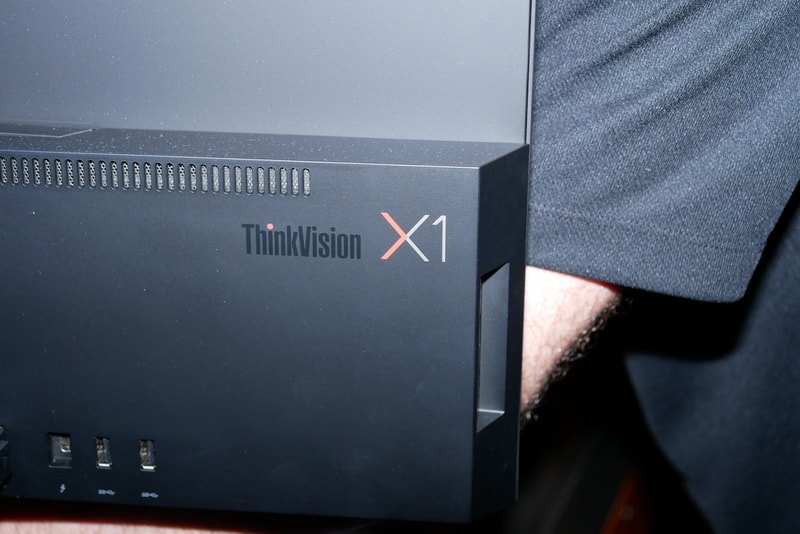 ThinkVision X1のロゴを配置