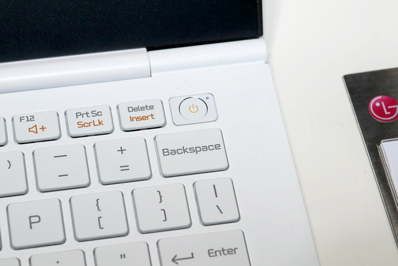 指紋認証センサー一体型の電源ボタンを採用