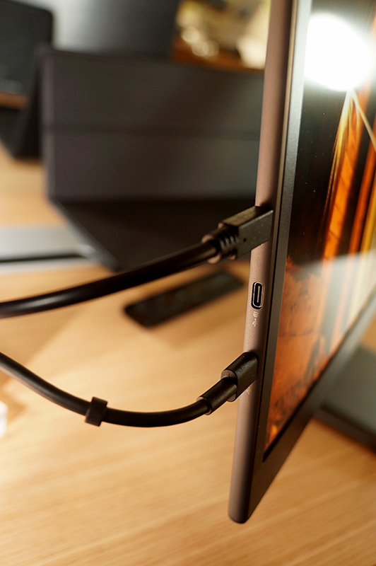 ポート類はUSB Type-Cが2つと、Micro HDMI端子が左側にある