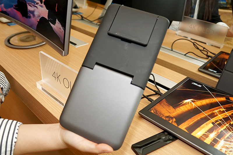 スタンド。基本的には置いているだけだが、しっかりとしており、ぐらぐらしたりはしない。折りたたむことも可能