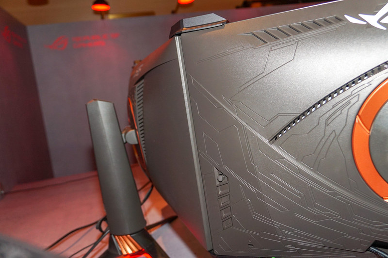 裏側に回るとこんな感じで複数のディスプレイが130度の角度でおかれている