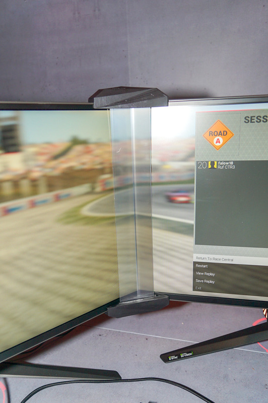 ディスプレイを挟み込むような形で装着する