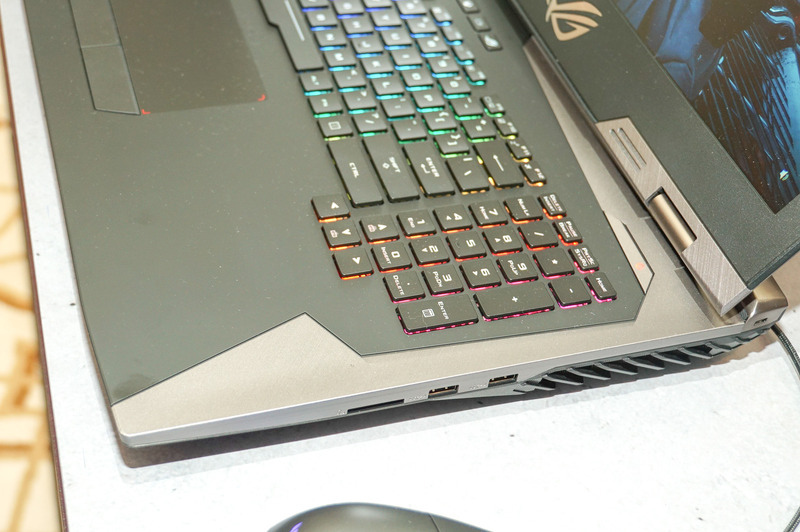 144HzのG-SYNC対応17.3型フルHDディスプレイを内蔵しているROG G703