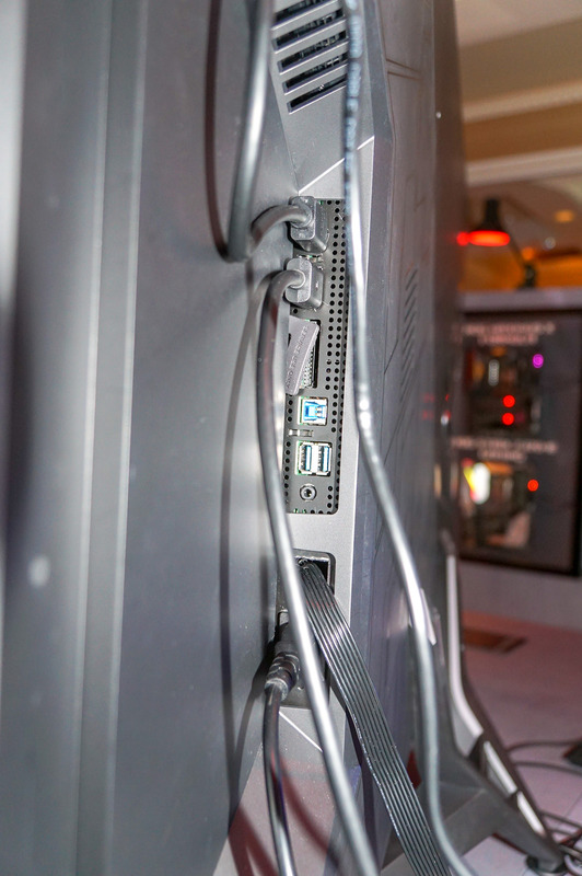 ポート類は背面の左側にある