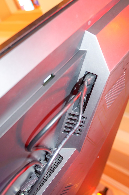 ポート類は背面の左側にある