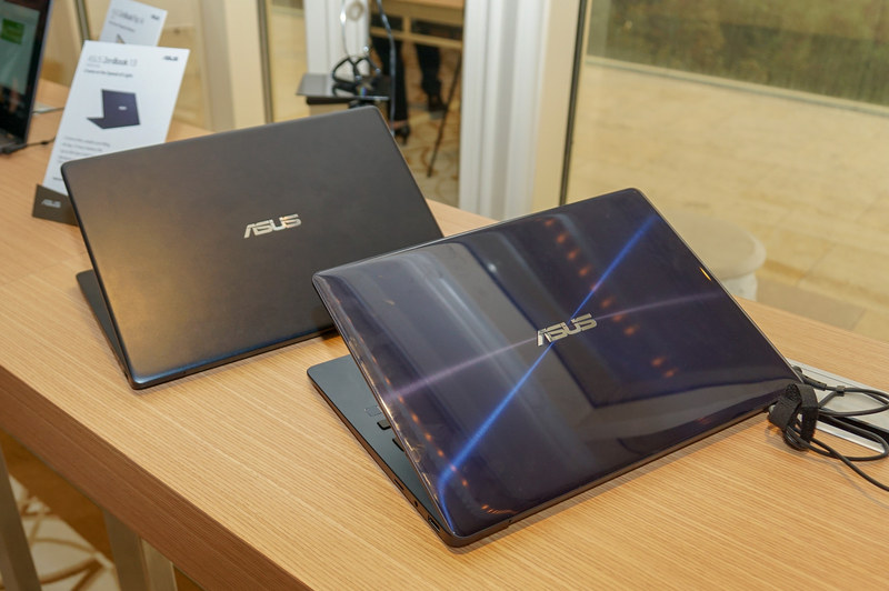 右側が日本でも12月に発表されたZenBook 13(UX331UN)、左側が今回発表されたZenBook(UX331UAL)。外装も違っていることがわかる