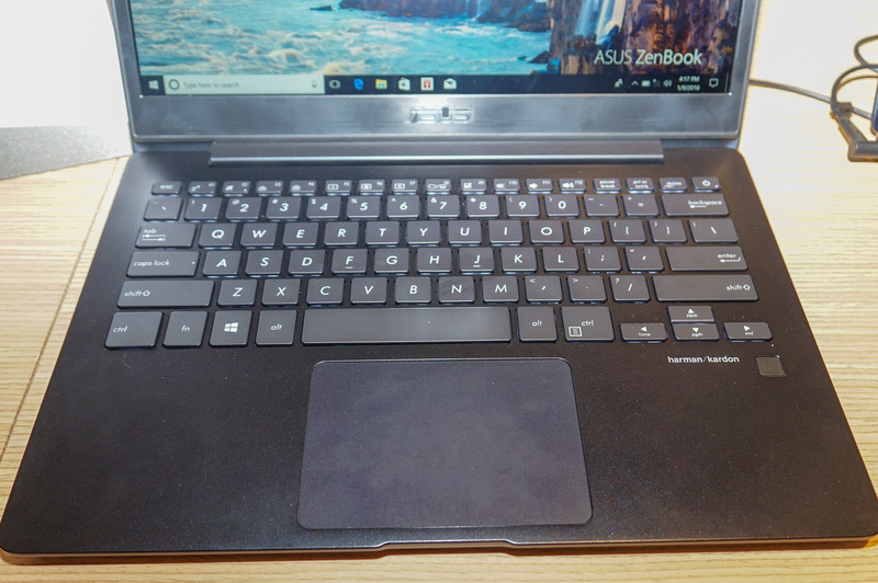 キーボードとタッチパッド、キーボード右下に指紋認証センサー