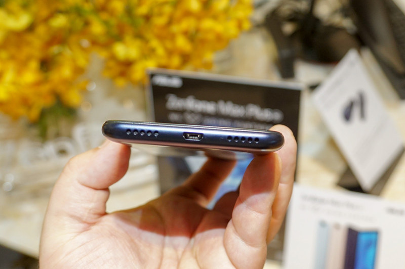 底面にはMicro USB