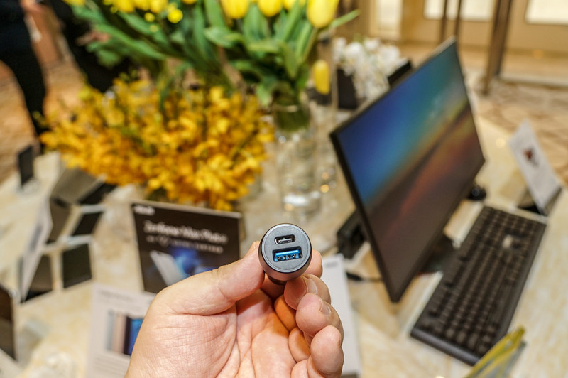 ASUSのカーチャージャーとなるACHU001。USB Type-C(最大15W)とUSB Type-A(最大18W)を備えている