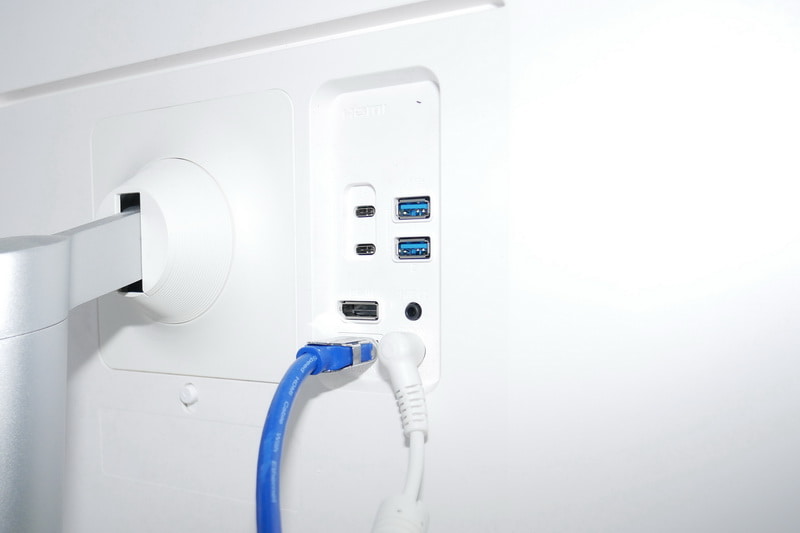 背面ポート。Thunderbolt 3は入力と出力の2ポートを用意し、デイジーチェーン接続に対応