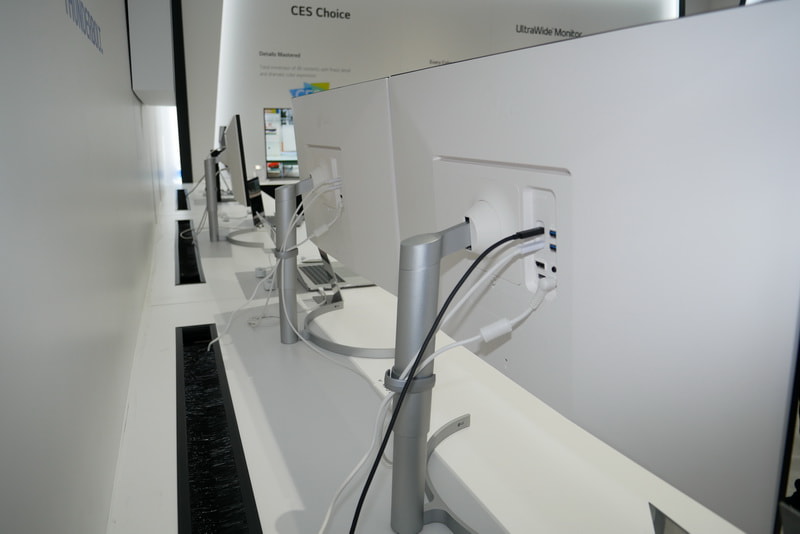 Thunderbolt 3でデイジーチェーン接続することで、背面のケーブルもすっきり