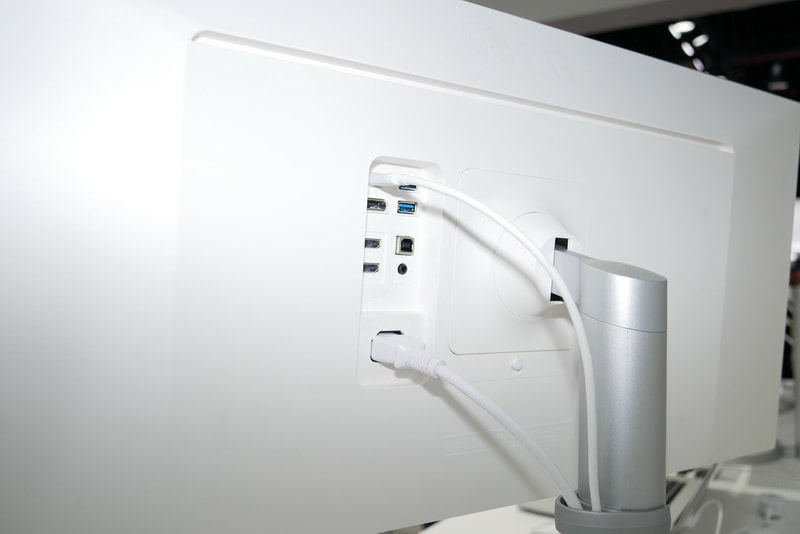 背面ポートは、Thunderbolt 3×1とDisplayPort×1、HDMI×2、2ポートのUSBハブ機能を用意