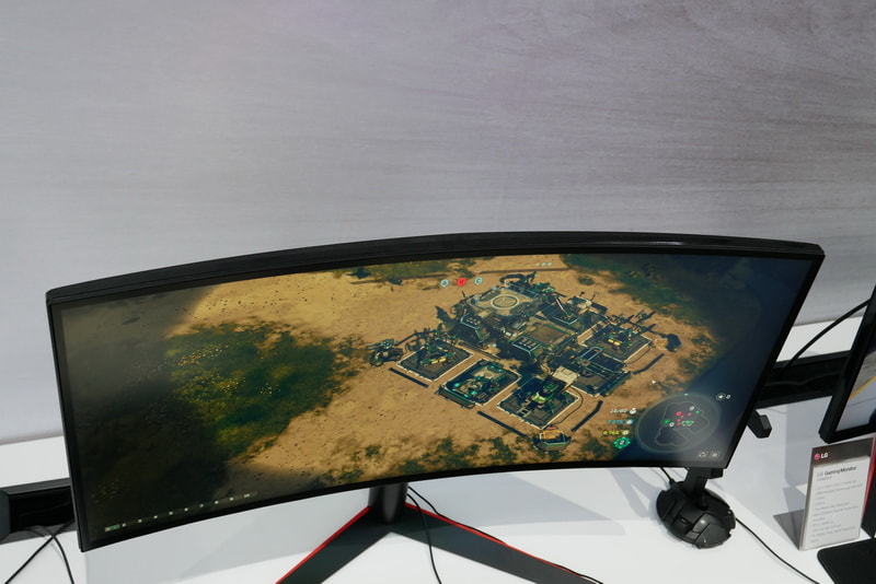 こちらもNano IPSパネルを採用。また、ディスプレイ面は湾曲している