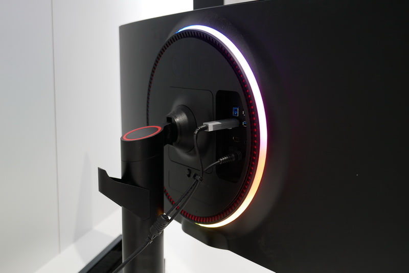 背面には円形のLEDイルミネーション機能を用意