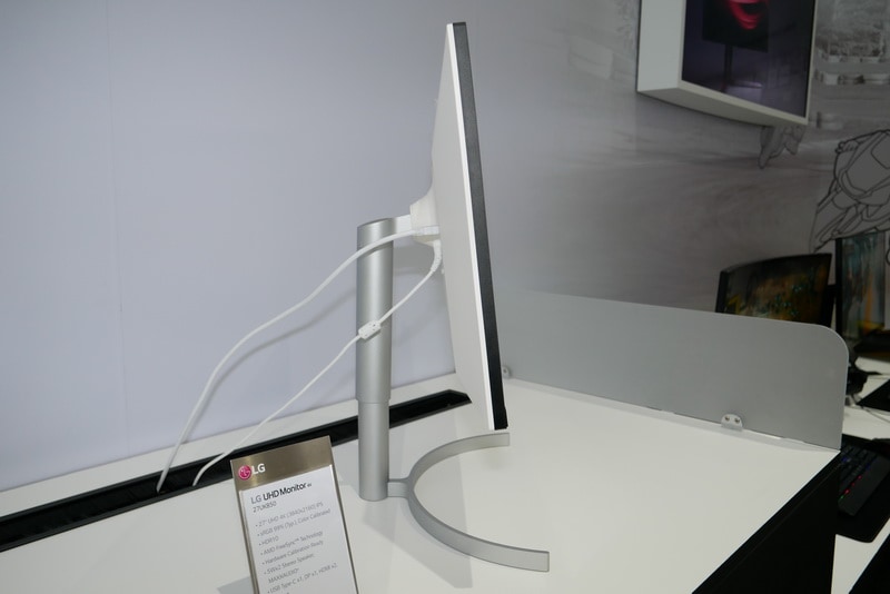 左側面。スタンドはチルト角度調節と高さ調節機構、ピボット機構に対応