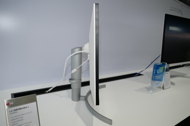 左側面。スタンドはチルト角度調節と高さ調節機構、ピボット機構に対応