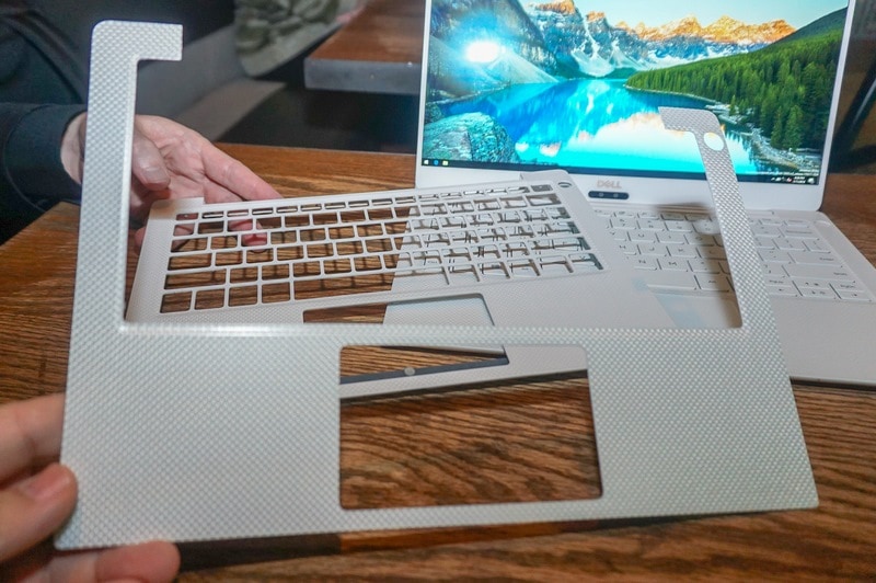 C面カバーに採用されているウォーブングラスファイバー(ガラス繊維織物)、手触りが繊維のようなやわらかい感じ