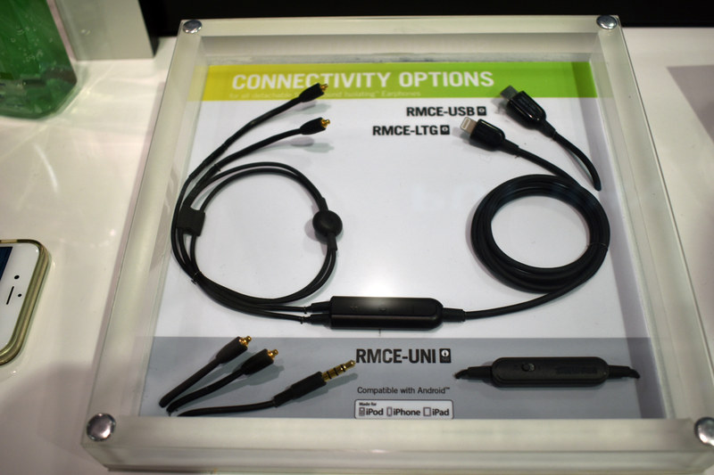 RMCE-UNIは標準同梱のアナログケーブル。AndroidとiOSの切り替えスイッチを実装。