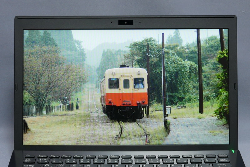 液晶の表示品質は、このクラスのモバイルノートとして標準的。パネル表面は非光沢処理で、外光の映り込みが少なく、テキスト入力などの作業を快適にこなせる
